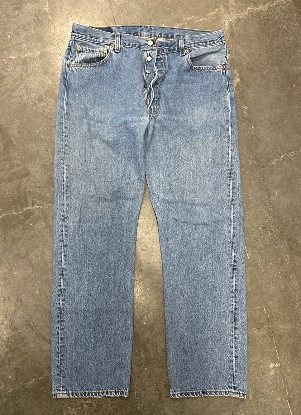 Vintage Levis 501 Original Fit Button Fly Light Wash Jeans Mens W36 L32 NOS 501